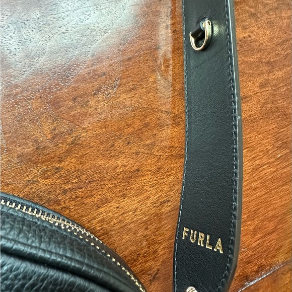Furla Black Oval Crossbody Bag with Elegant Design and Reversible Strap - Picture 5 of 8